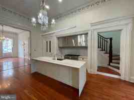 featured image of 18 E Mount Vernon Pl #3