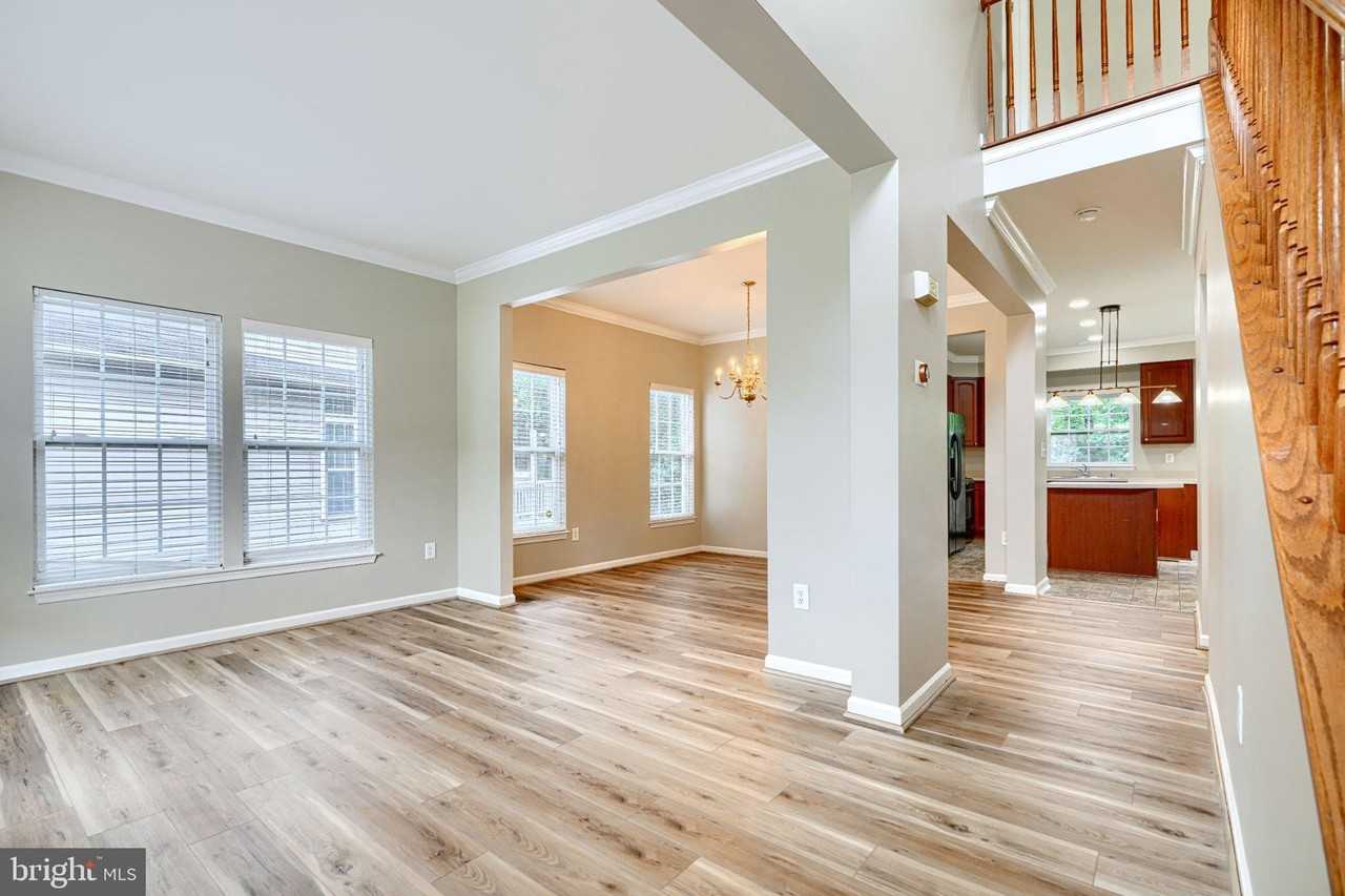 7211 Lyndsey Way - Photo 3 of 41