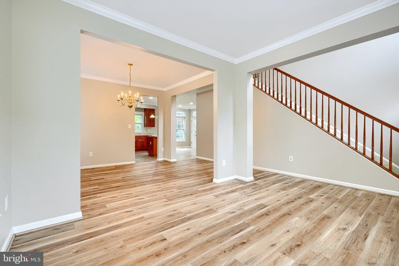 7211 Lyndsey Way - Photo 4 of 41