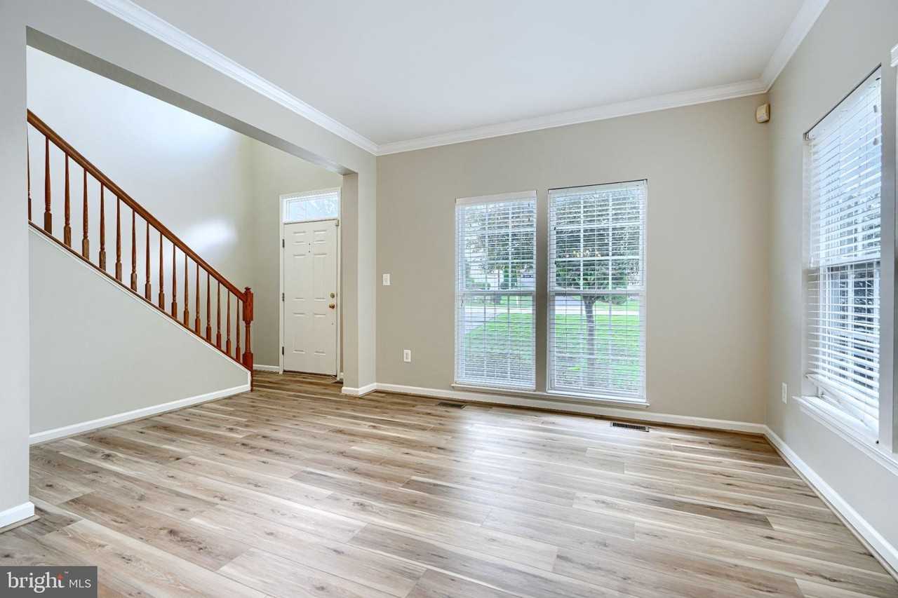 7211 Lyndsey Way - Photo 5 of 41