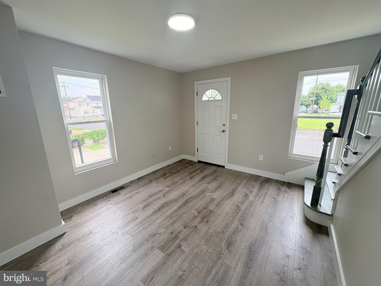 825 W 3rd St - Photo 2 of 20