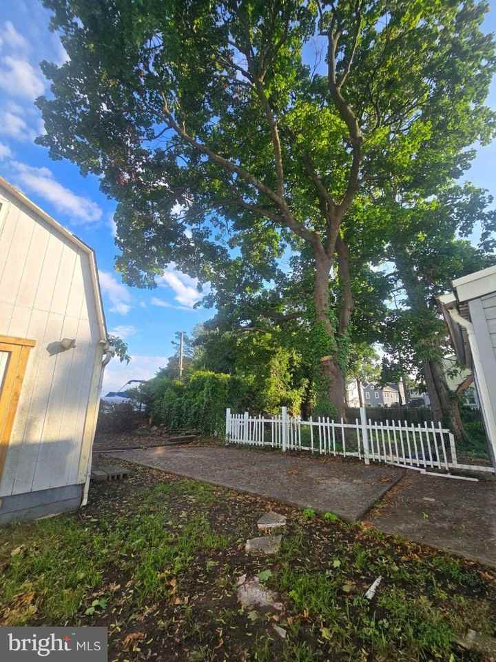 1232 Pine Grove St - Photo 2 of 5