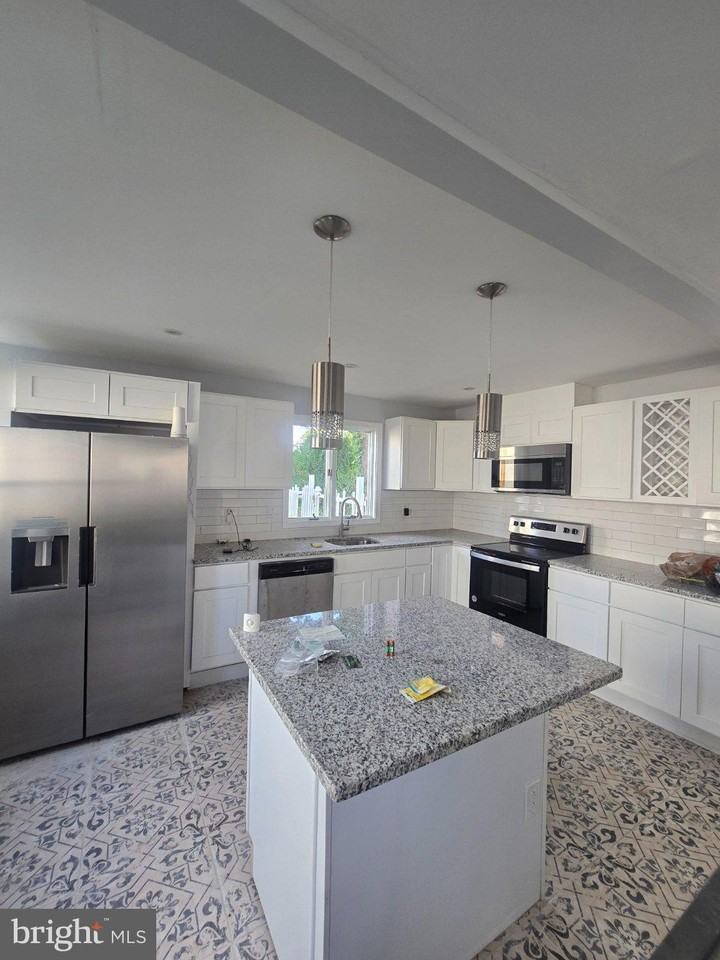 1232 Pine Grove St - Photo 4 of 5
