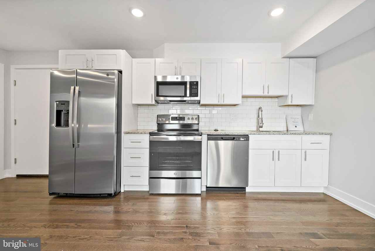 1533 N 2nd St #1B - Photo 3 of 17