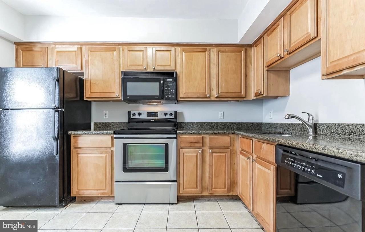 3179 Summit Square Dr #2E6 - Photo 2 of 36