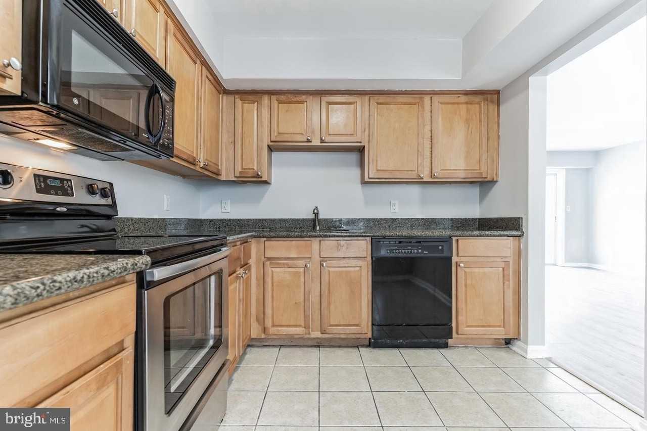 3179 Summit Square Dr #2E6 - Photo 4 of 36