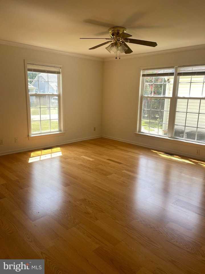 245 7th St - Photo 3 of 17