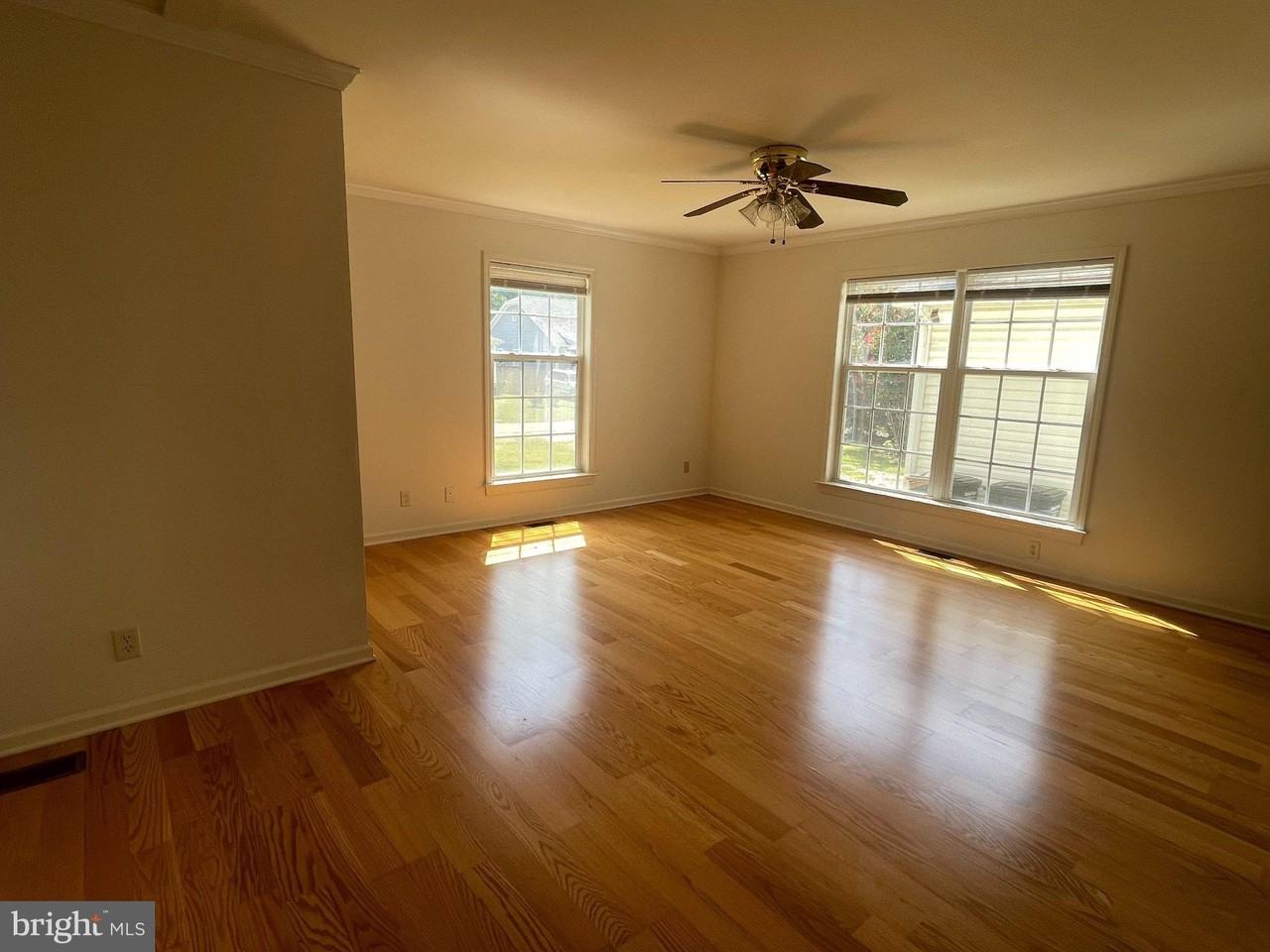 245 7th St - Photo 4 of 17