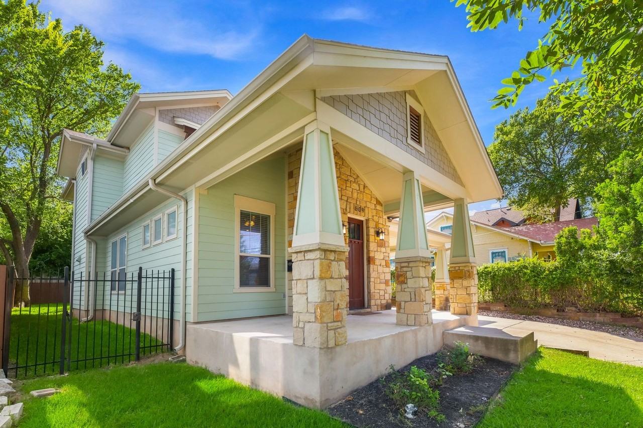 609 W 30th St - Photo 4 of 50