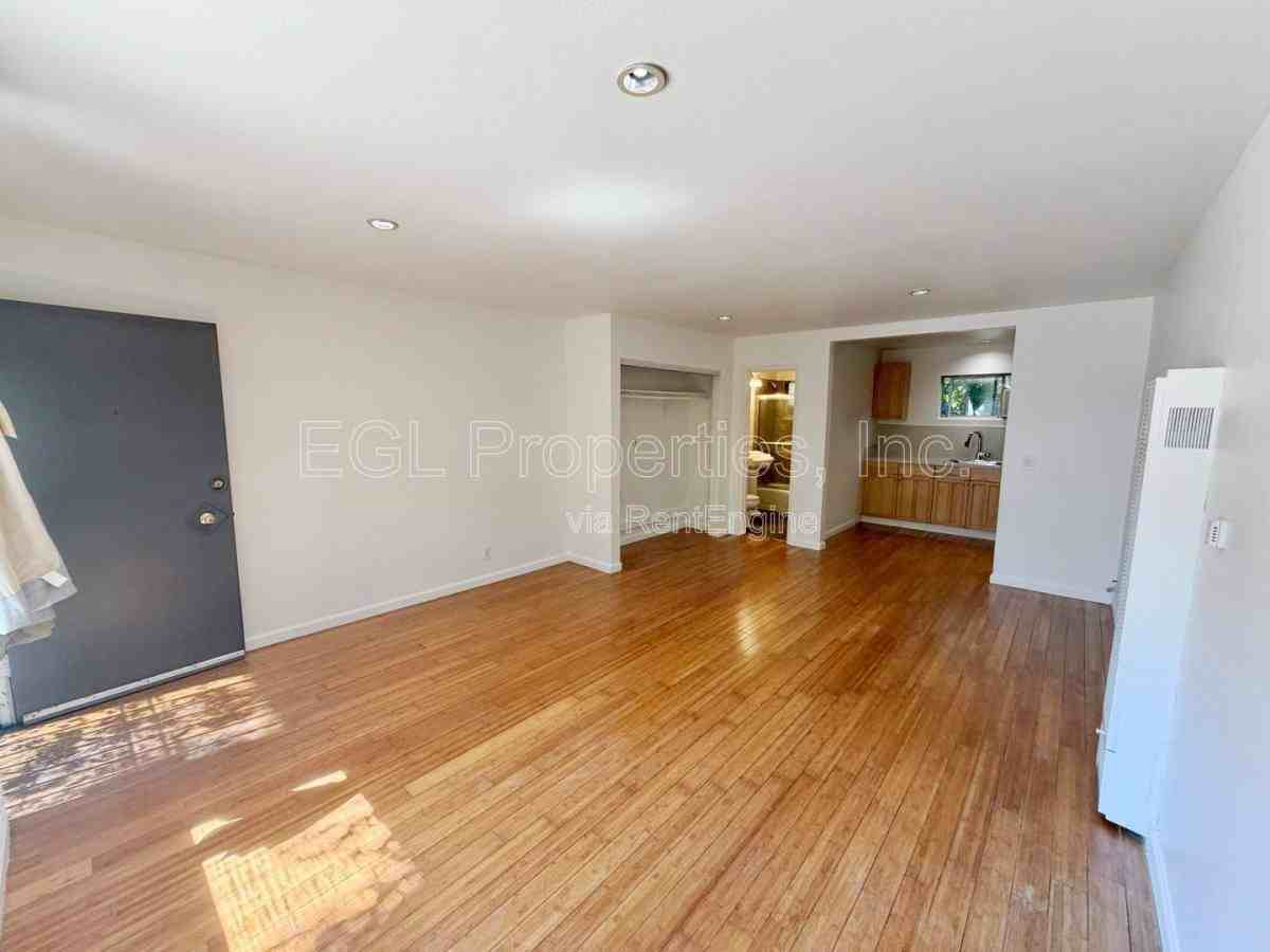 362 N San Vicente Blvd #D - Photo 3 of 10