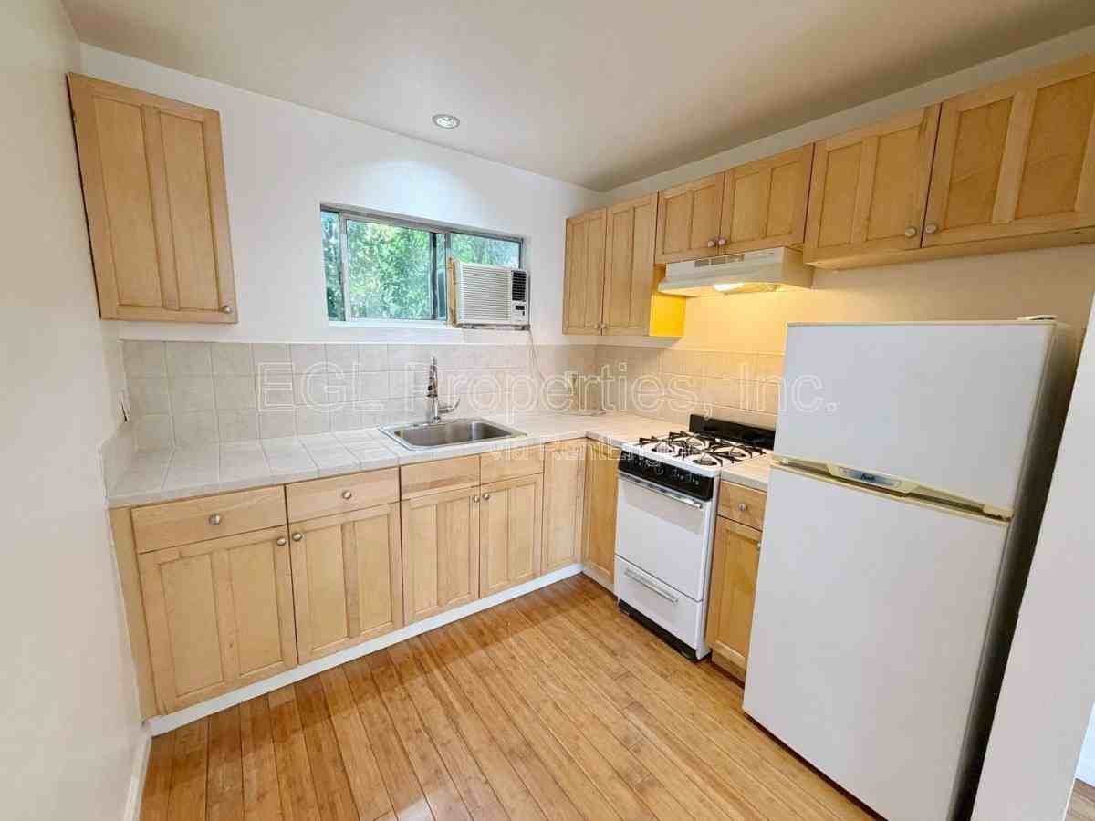 362 N San Vicente Blvd #D - Photo 6 of 10