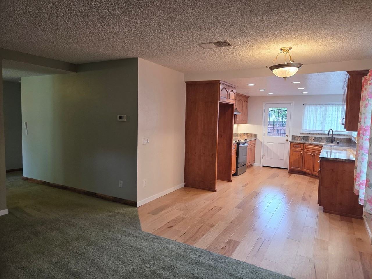 2827 Owens St - Photo 5 of 30