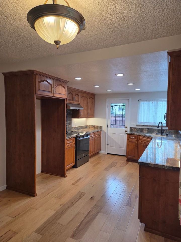 2827 Owens St - Photo 7 of 30