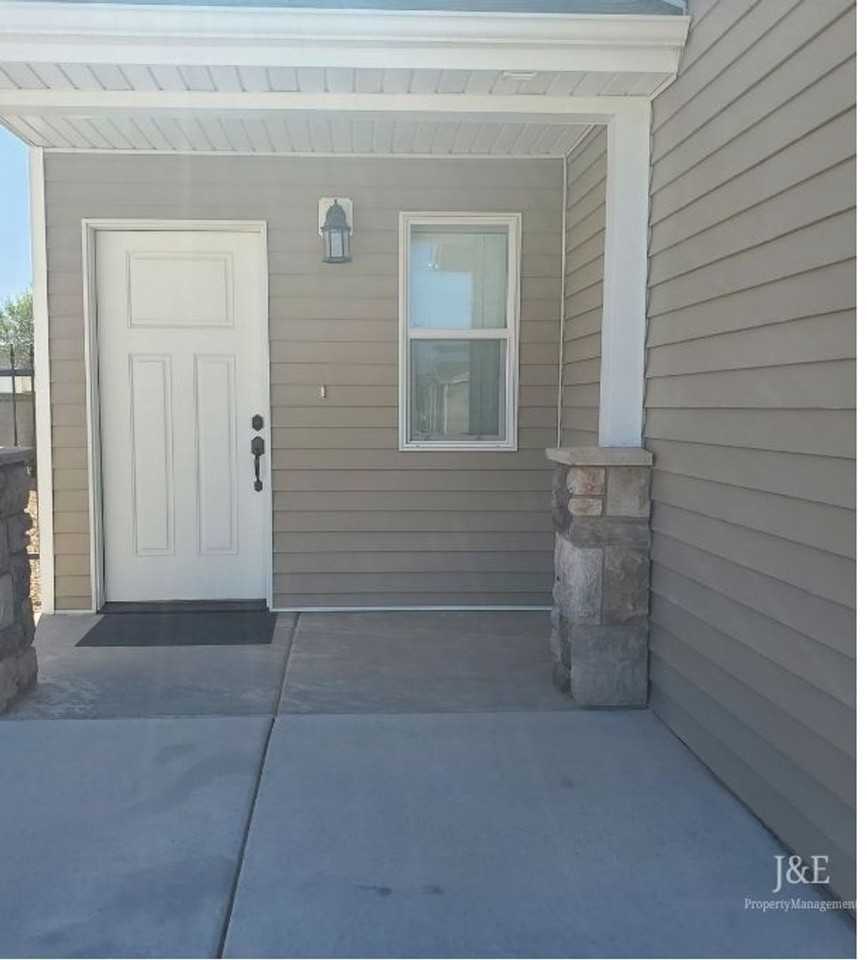 537 W 2150 N - Photo 3 of 28