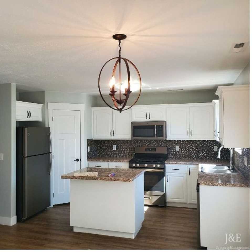 537 W 2150 N - Photo 5 of 28