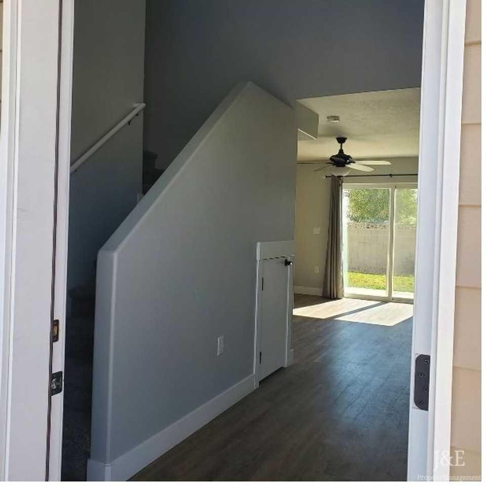537 W 2150 N - Photo 6 of 28