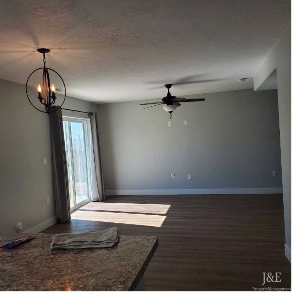 537 W 2150 N - Photo 7 of 28