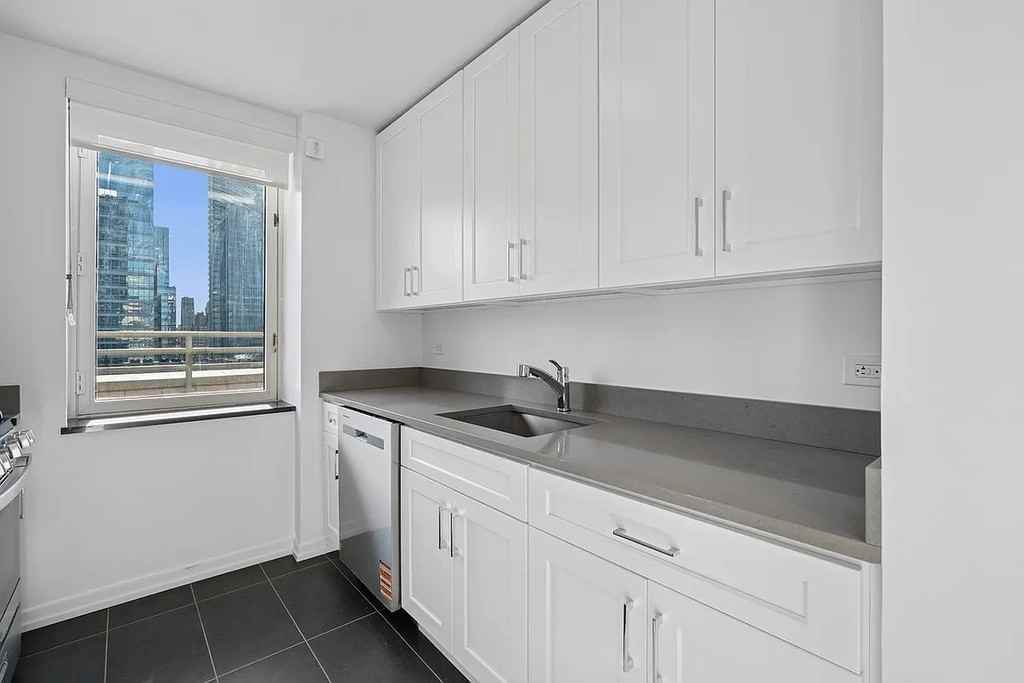 West 42nd Street #18T - Photo 5 of 6