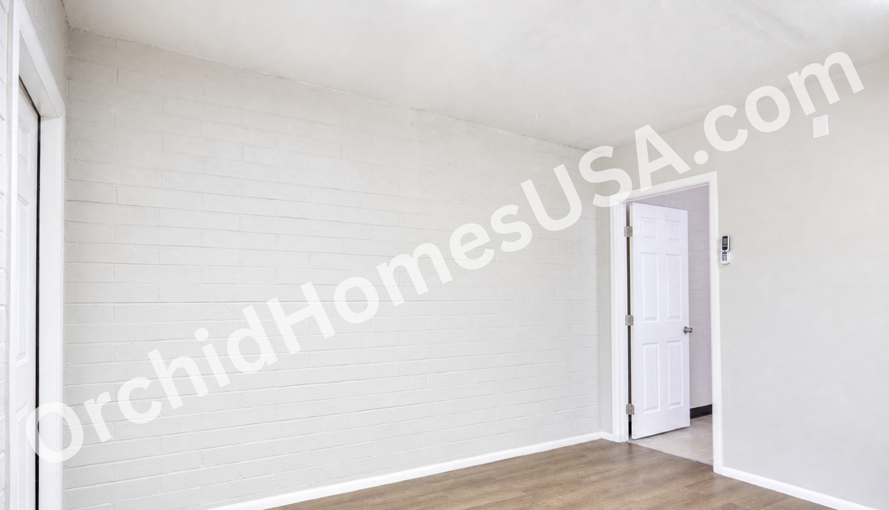 505 W 10th St #G - Photo 2 of 10