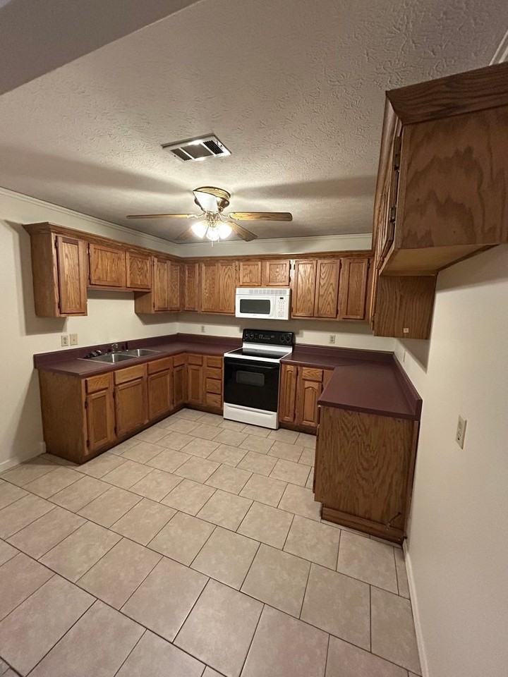 208 Tyler Rd - Photo 7 of 13