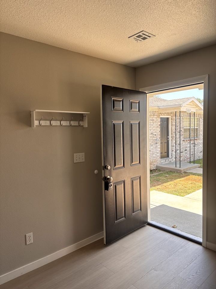 803 E 1st St #803 - Photo 3 of 28