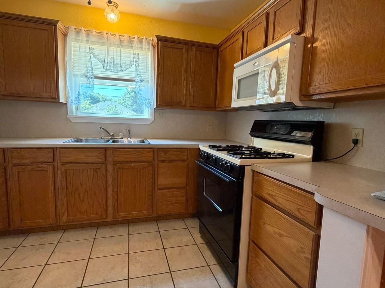 1212 Nw Lincoln Ave - Photo 5 of 11
