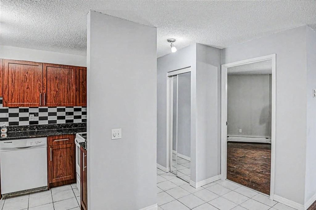 1900 25a St Sw - Photo 5 of 17