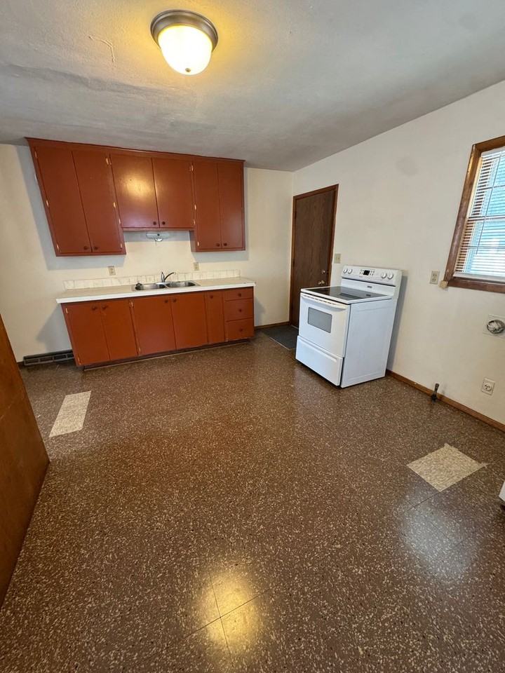 731 Avenue C - Photo 4 of 7