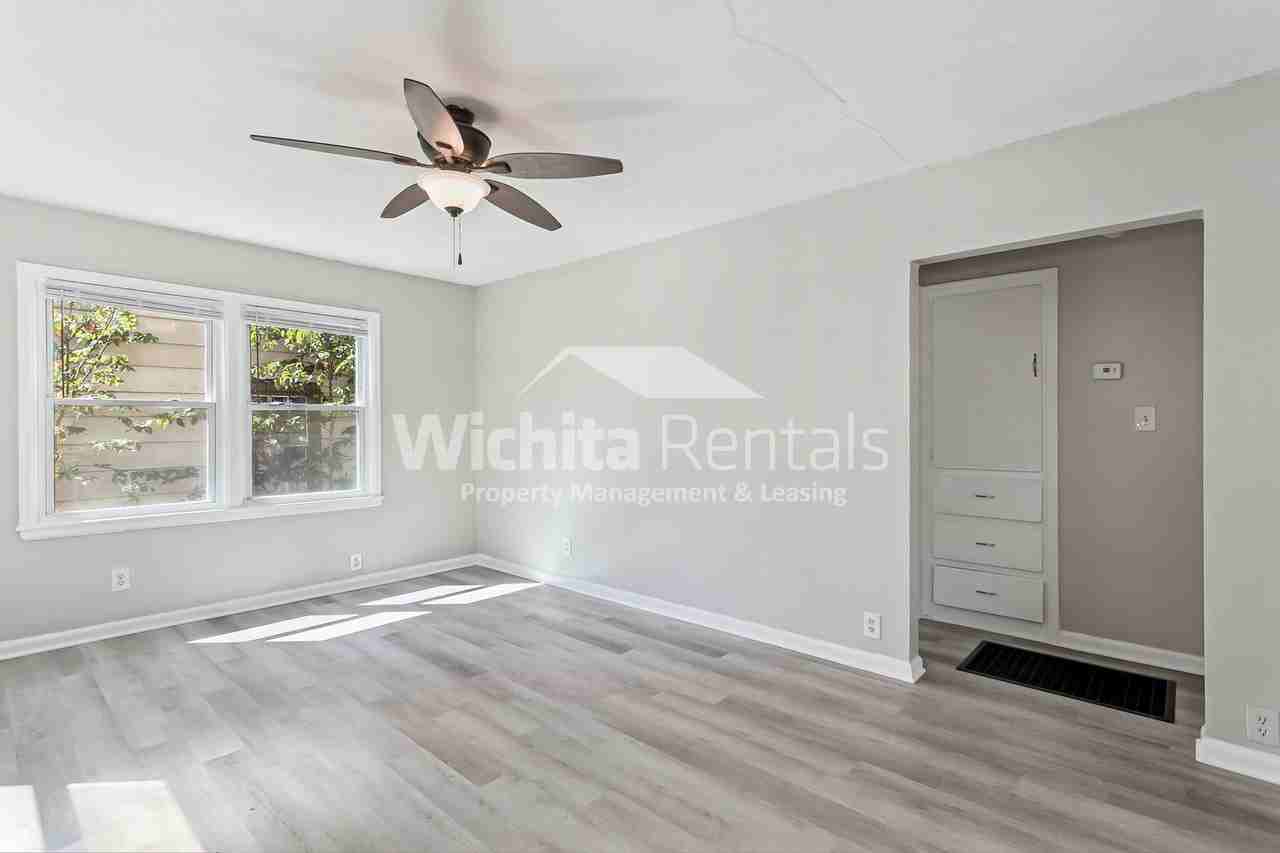 1123 N Dellrose Ave - Photo 2 of 14
