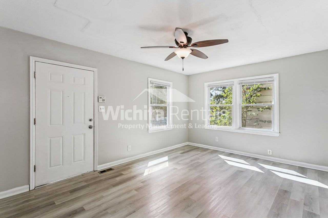 1123 N Dellrose Ave - Photo 4 of 14