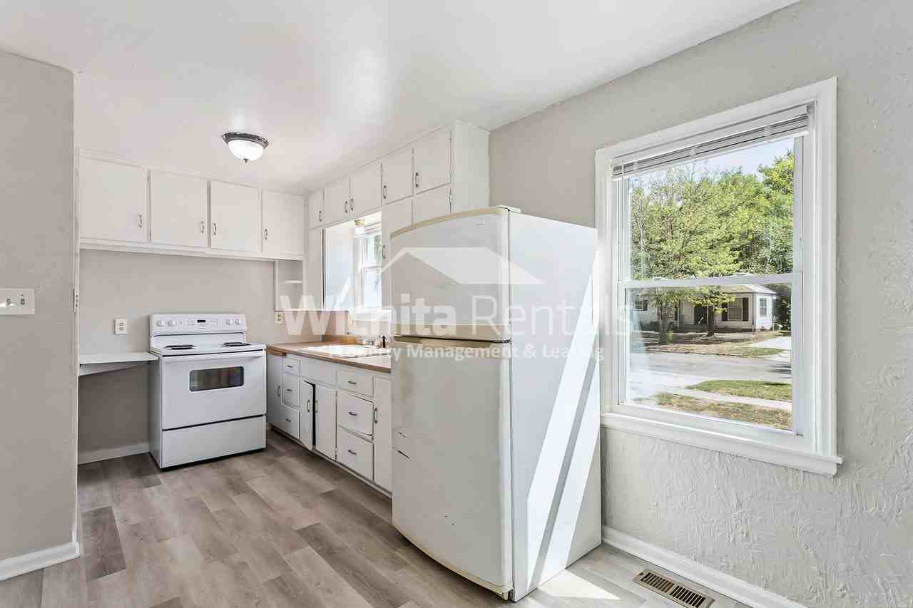 1123 N Dellrose Ave - Photo 5 of 14