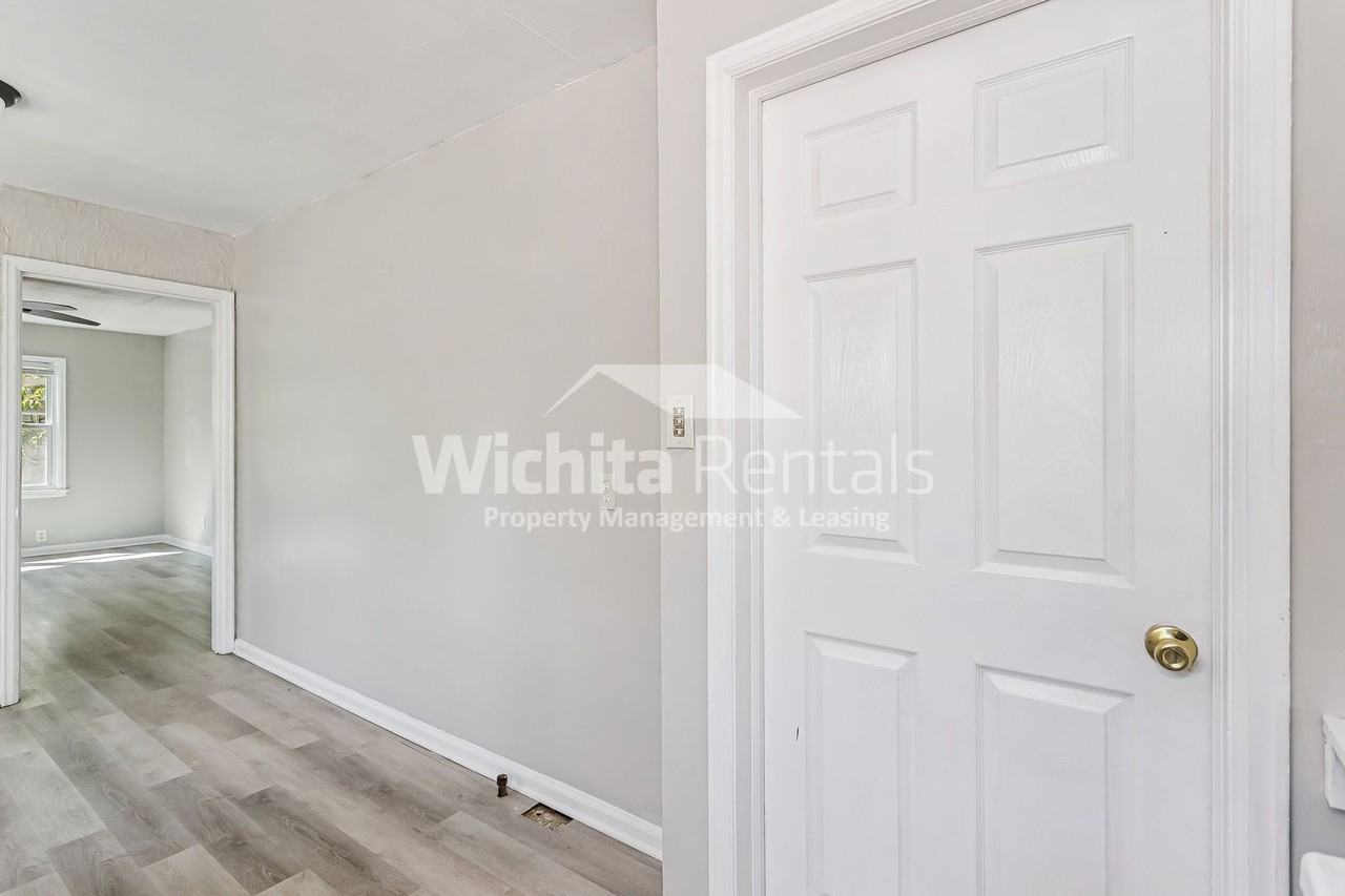 1123 N Dellrose Ave - Photo 6 of 14