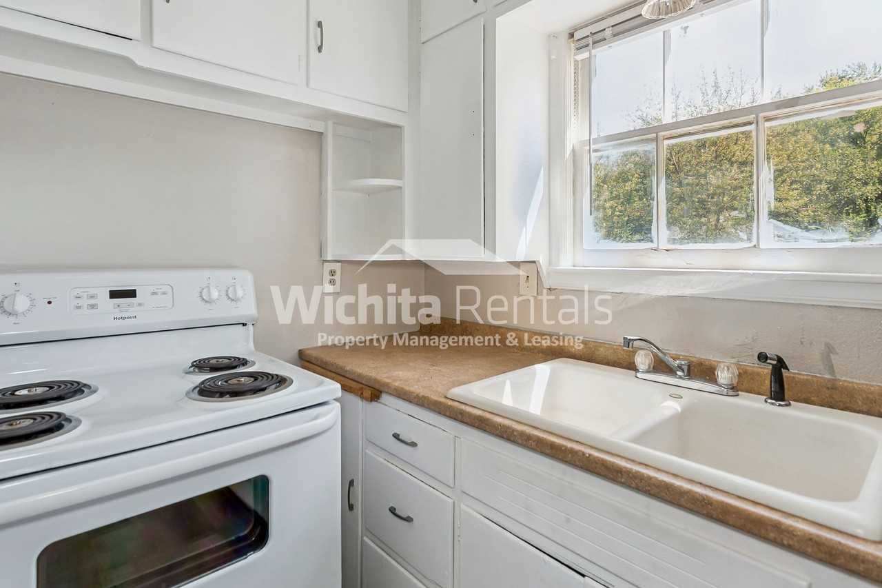 1123 N Dellrose Ave - Photo 7 of 14
