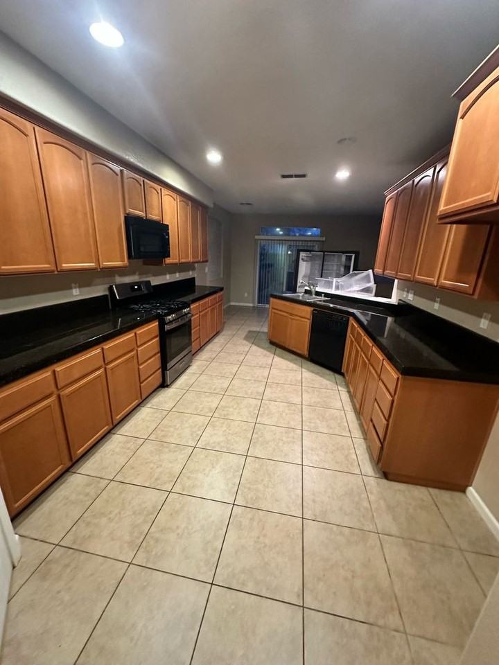 2161 Chapman Oak Dr - Photo 2 of 17
