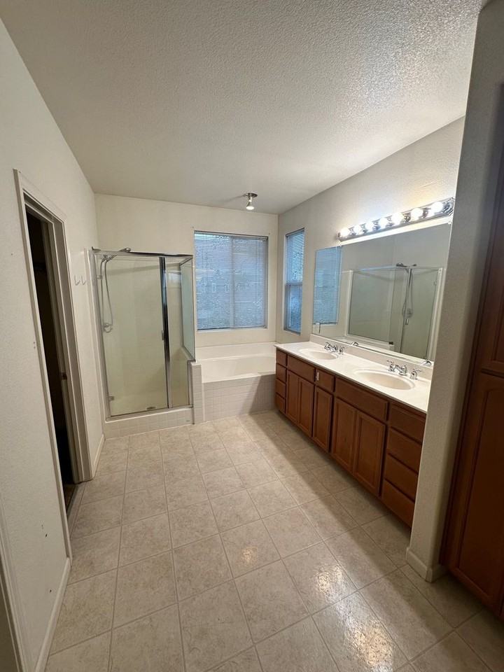 2161 Chapman Oak Dr - Photo 5 of 17