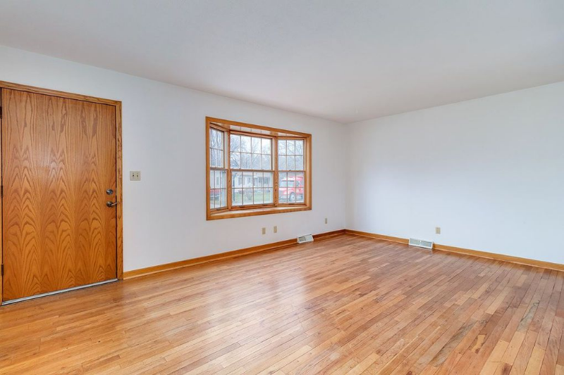 2356 Hawthorne Ct - Photo 2 of 15