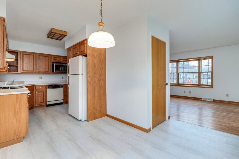 2356 Hawthorne Ct - Photo 5 of 15