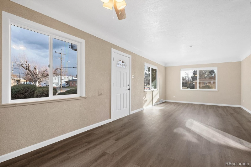 2301 Newport St - Photo 2 of 15