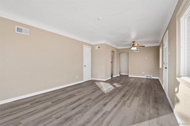 2301 Newport St - Photo 3 of 15