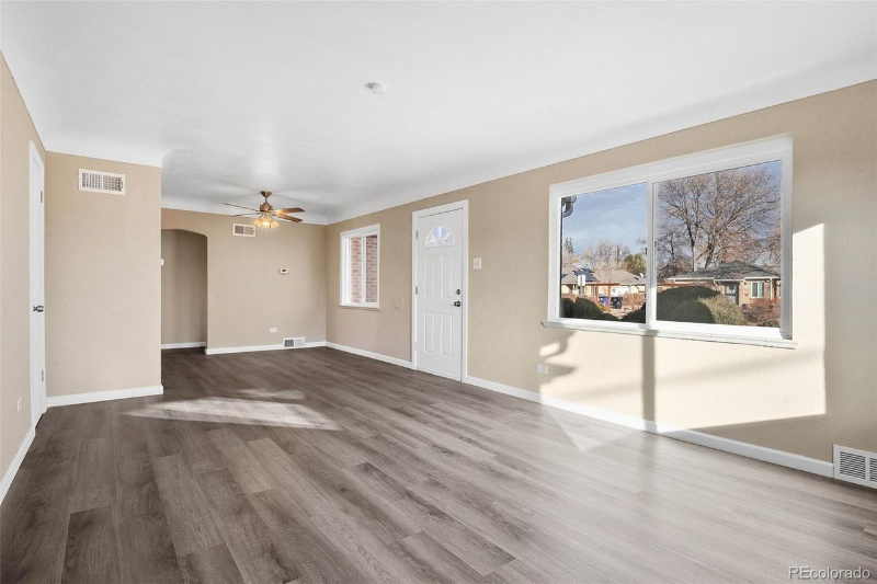 2301 Newport St - Photo 4 of 15