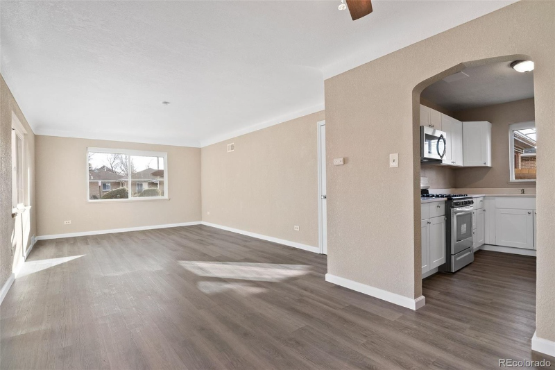 2301 Newport St - Photo 5 of 15