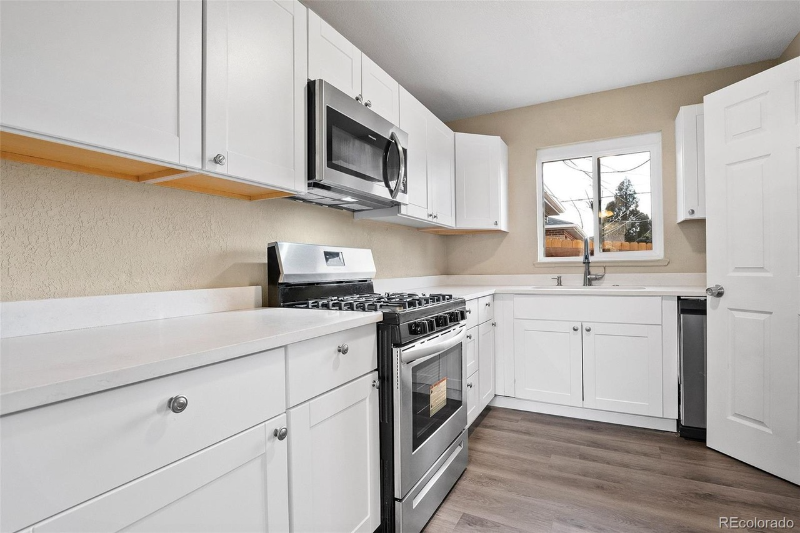 2301 Newport St - Photo 6 of 15