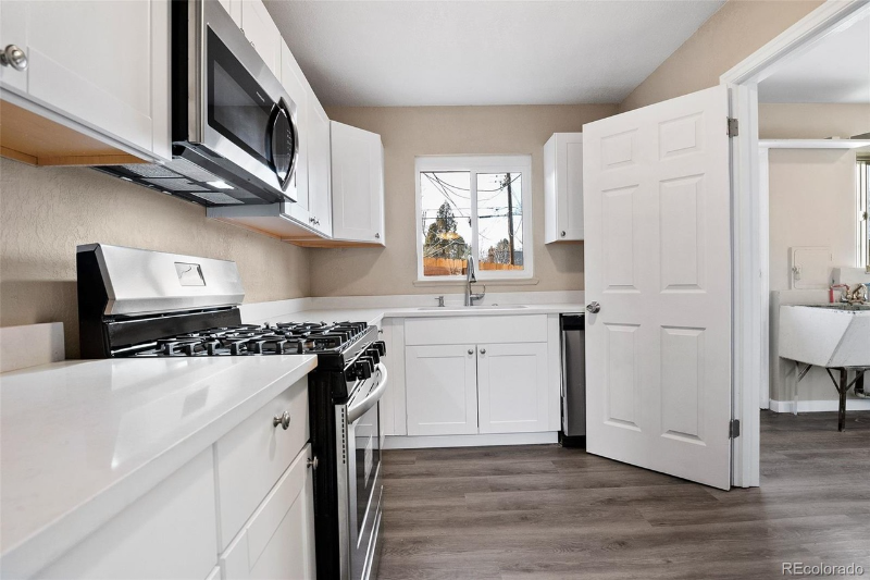 2301 Newport St - Photo 7 of 15