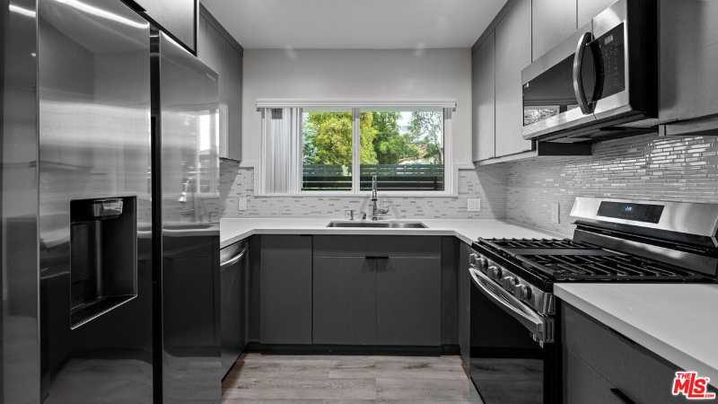 2021 N Beachwood Dr #7 - Photo 6 of 12