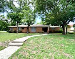 featured image of 1400 Royal Oaks Dr