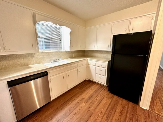 1400 Royal Oaks Dr - Photo 5 of 13