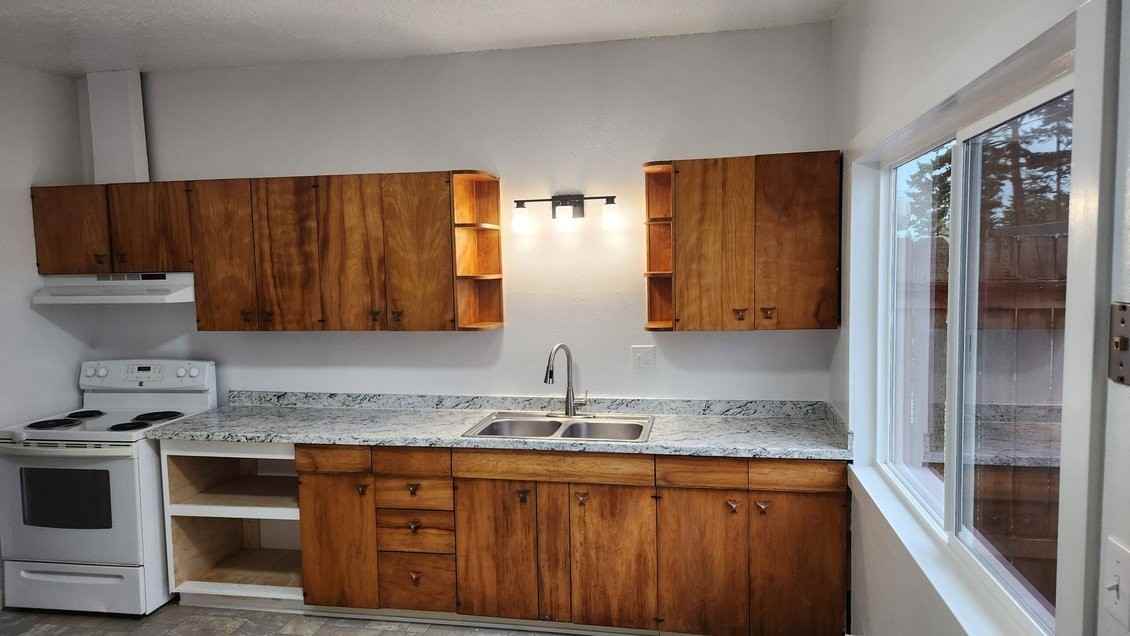 370 S Wasson St - Photo 2 of 8