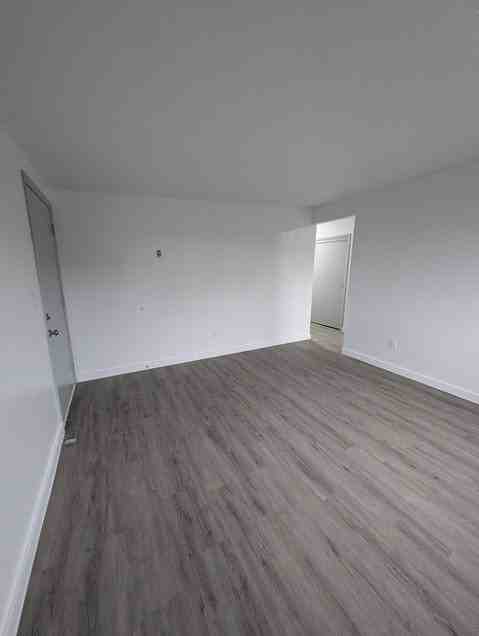 370 S Wasson St - Photo 3 of 8