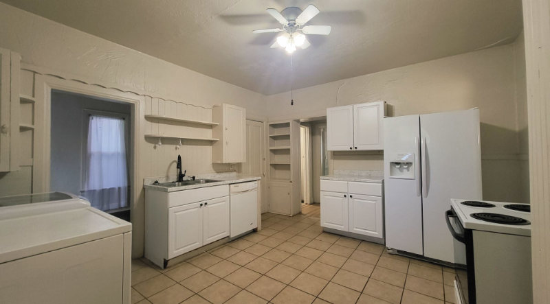 1421 N Corona St - Photo 7 of 9