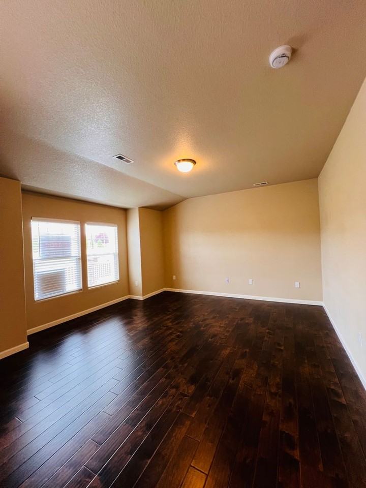 5640 Shamrock Hts - Photo 5 of 17